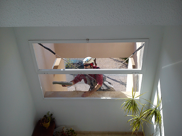 Limpieza de cristales y ventanales comunitarios de edificio comunitario