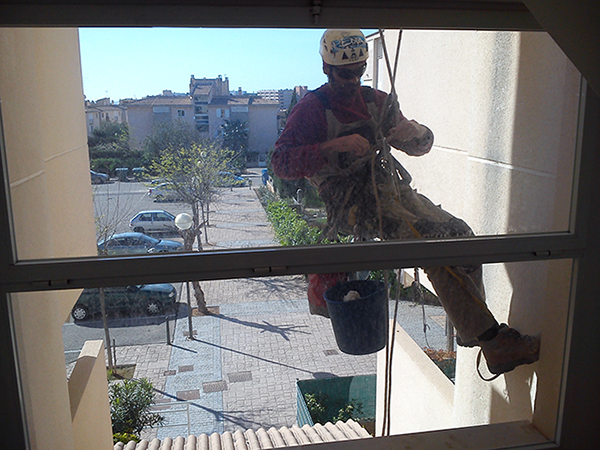 Limpieza de cristales y ventanales comunitarios de edificio comunitario