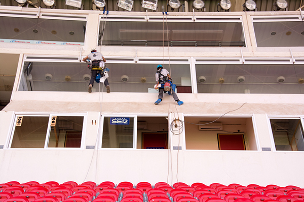 limpieza crtistales en edificio