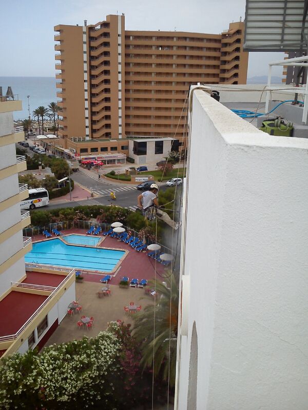 limpieza de fachada mediante chorro de agua a presión para la eliminación de manchas y residuos para su posterior pintado.