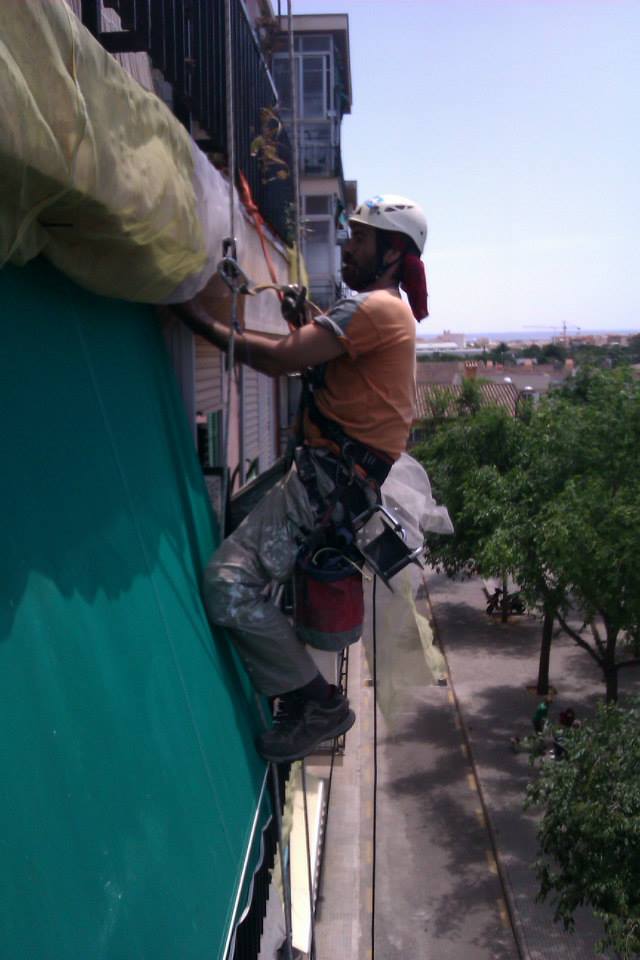 Colocación de redes protectoras para evitar posibles desprendimientos de elementos deteriorados.