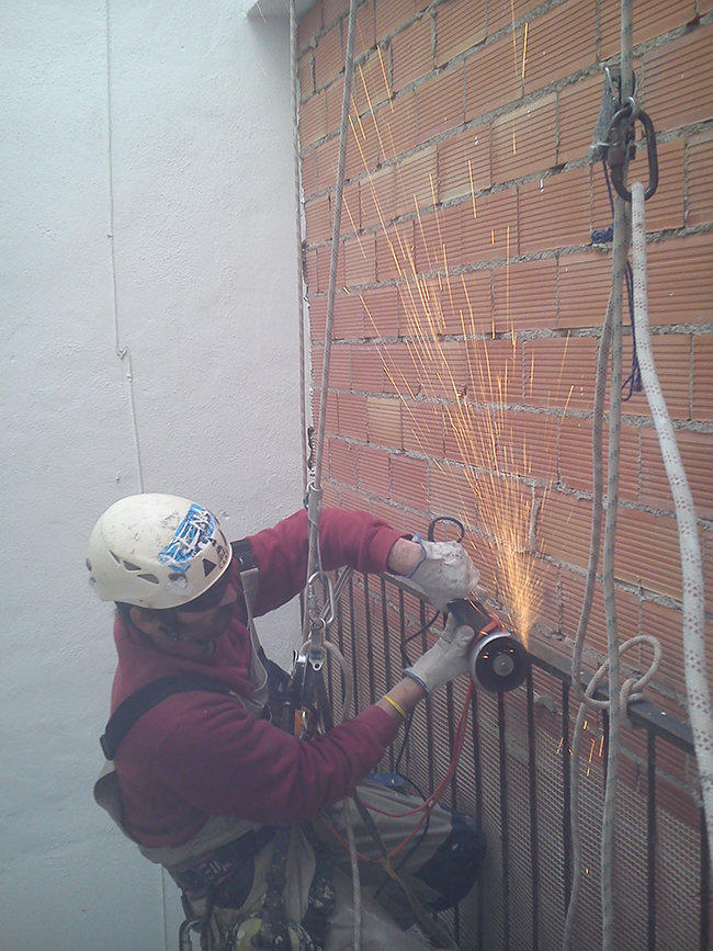 Eliminación de estructura metálica, pintado de pared, colocación de tubo para estracción de humos y tubería para toma de gas